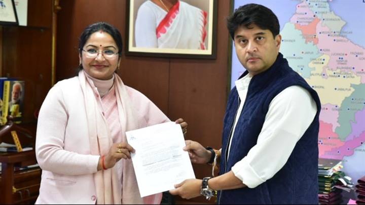 केन्द्रीय मंत्री श्री सिंधिया से राज्य मंत्री श्रीमती बागरी ने नई दिल्ली में की भेंट